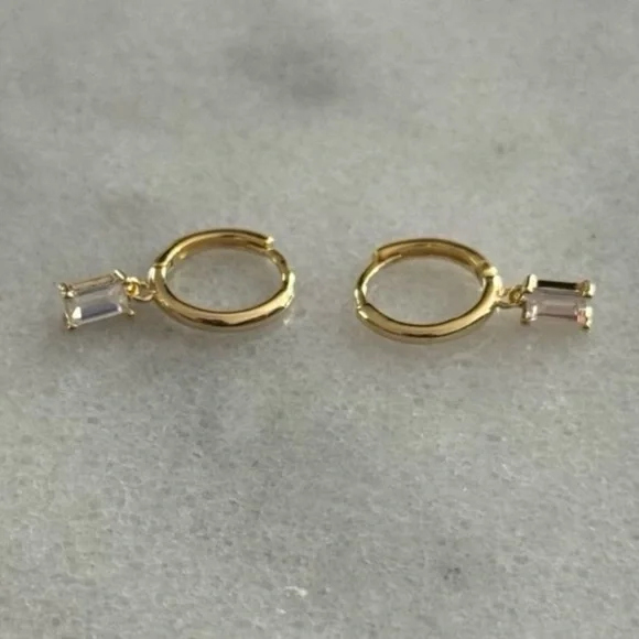 18k Gold Crystal Princess Dangle Huggie Hoop Earrings
Brand New - Picture 1 of 4